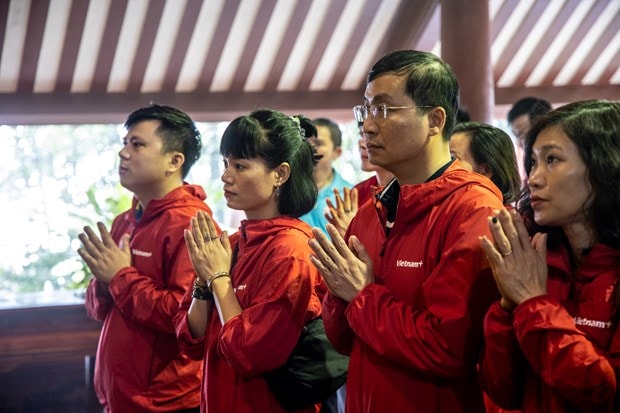 Tập thể lãnh đạo, phóng viên, biên tập viên báo VietnamPlus dâng hương trước ban thờ Bác. (Ảnh: Minh Hiếu/Vietnam+)