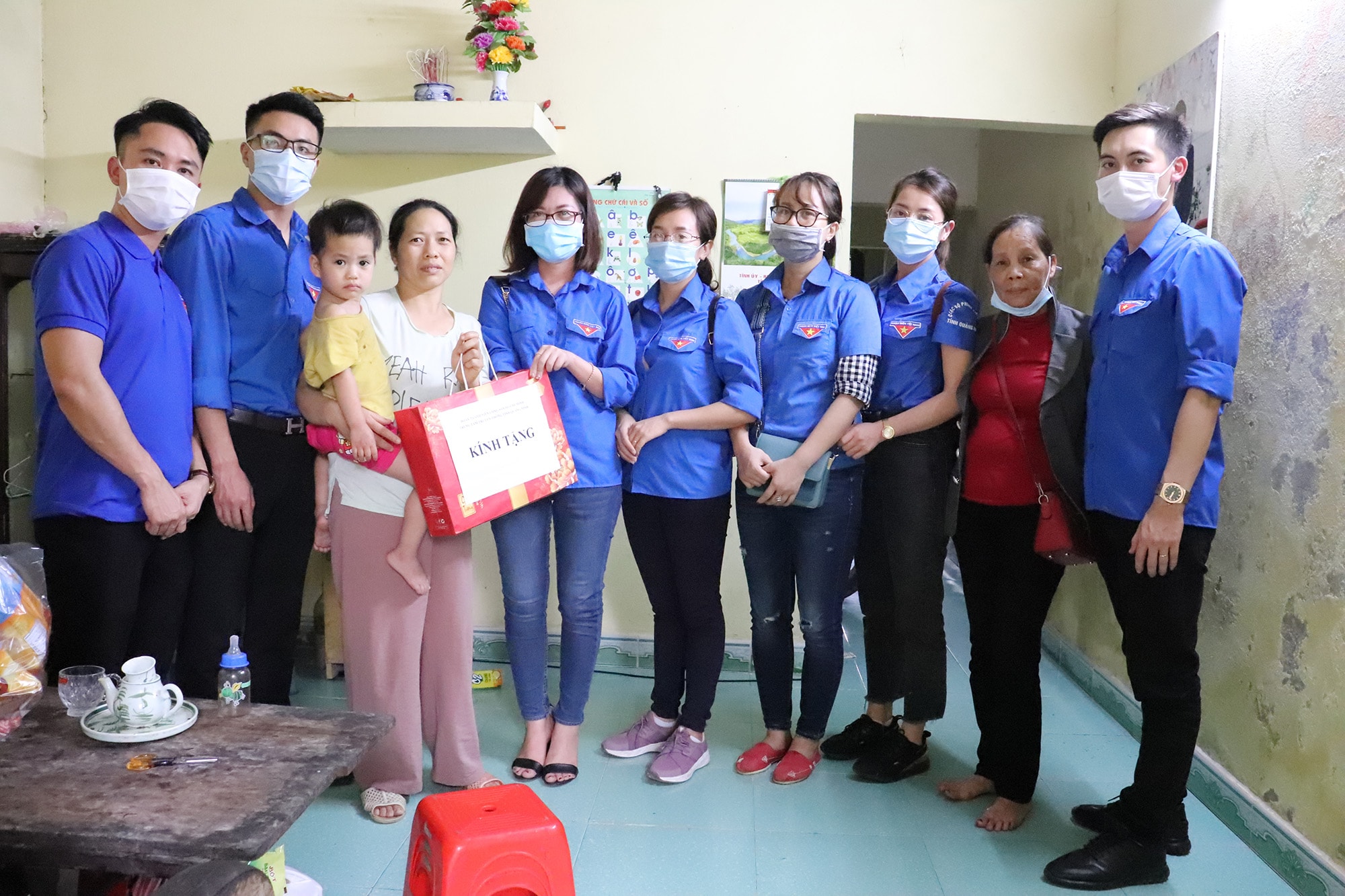 Đoàn thanh niên Trung tâm Truyền thông tỉnh Quảng Ninh thăm hỏi, tặng quà hộ gia đình chị Phạm Thị Quế, thôn Thượng Trung, phường Ninh Dương, TP Móng Cái. Ảnh: Minh Đức