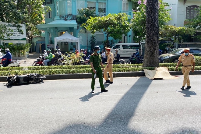 Công an quận 3 đang điều tra nguyên nhân vụ tai nạn. Ảnh: Zingnews.vn