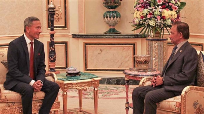 Bộ trưởng Ngoại giao Singapore Vivian Balakrishnan, trái, gặp nhà lãnh đạo Brunei Sultan Hassanal Bolkiah vào ngày 22 tháng 3. - Ảnh: Bộ Ngoại giao Singapore