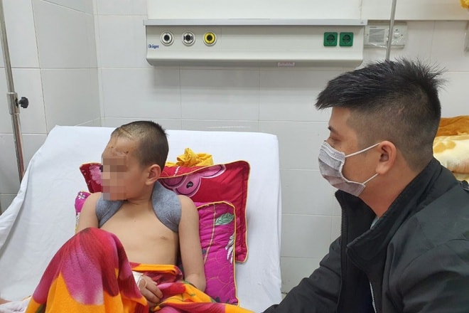 Bé trai đã phẫu thuật thành công và ổn định dần sau tai nạn. Ảnh: Zingnews.vn