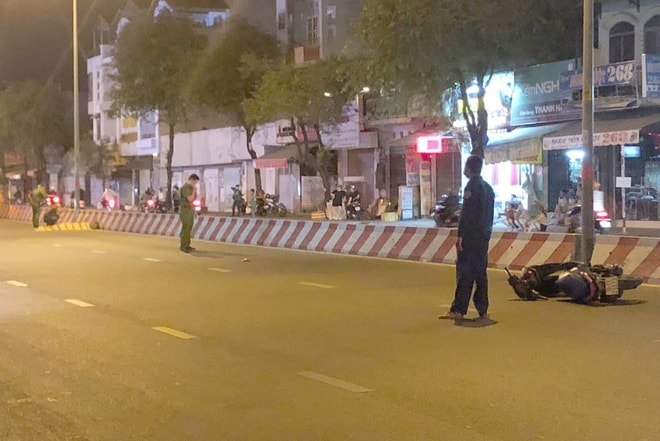 Hình ảnh xe máy văng xa 50m, nam thanh niên tử vong tại chỗ. Ảnh: Zingnews.vn