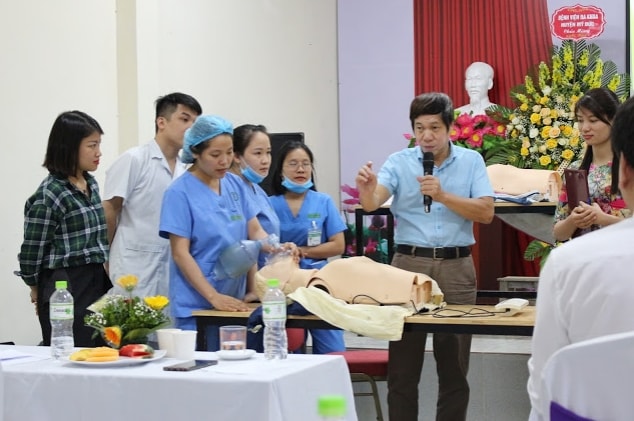Hội thảo khoa học cập nhật một số vấn đề trong chăm sóc sức khỏe cộng đồng, trong đó bệnh viện đã mời nhiều bác sỹ có kinh nghiệm lâu năm tại các bệnh viện lớn về giảng.