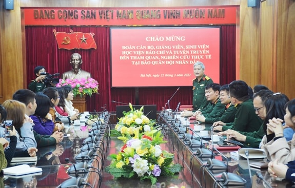 Đại tá Đỗ Phú Thọ, Bí thư Đảng ủy, Phó tổng biên tập chủ trì buổi làm việc. Ảnh: Lan Anh