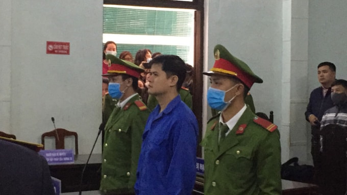 Cựu bác sĩ Lê Quang Huy Phương tại tòa.