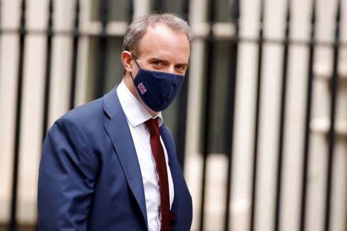 Bộ trưởng Ngoại giao Anh Dominic Raab đi dạo bên ngoài Phố Downing ở London - Ảnh: Getty