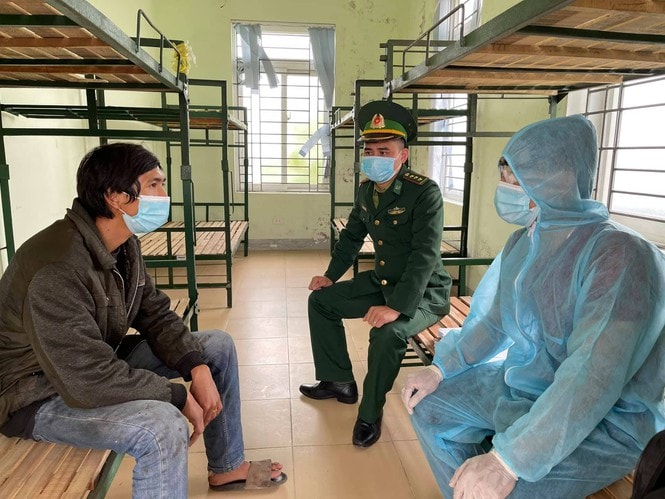Chủ xe giường nằm (bên trái) tại khu cách ly. Ảnh: tienphong.vn
