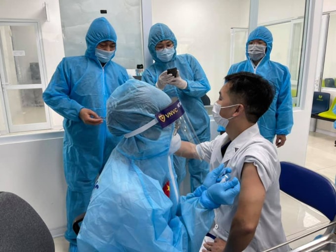 Kêu gọi các cơ sở nhập khẩu thuốc khẩn trương tìm nguồn cung ứng vắc xin COVID-19 (ảnh TL).