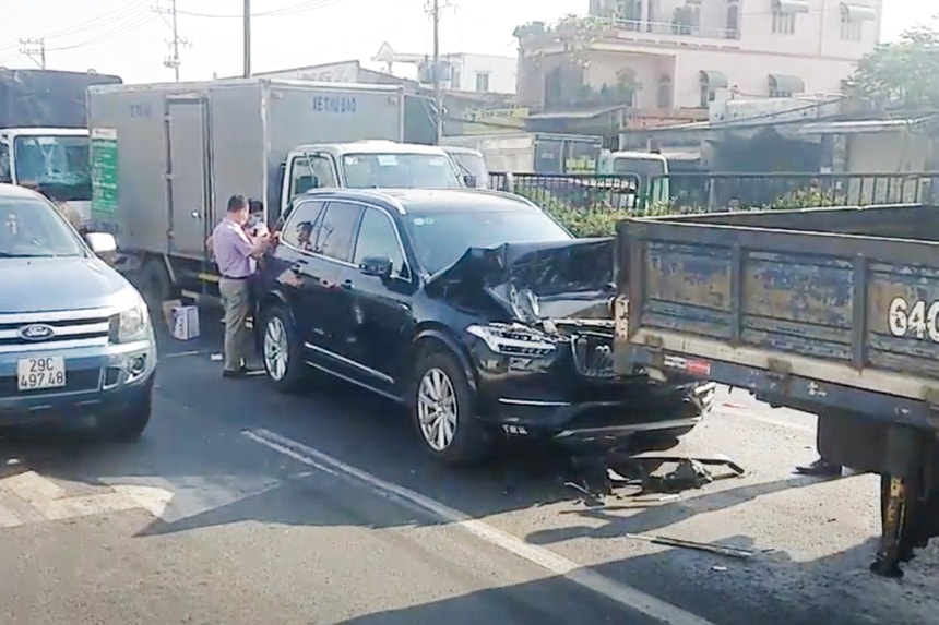 Hiện trường vụ 4 ôtô tông liên hoàn trên quốc lộ 1. Ảnh: Zingnews.vn