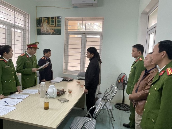 Khám xét nơi làm việc của Bùi Xuân Quang. Ảnh: tienphong.vn