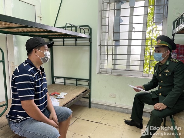 Lực lượng biên phòng lấy lời khai tài xế xe giường nằm. Ảnh: baonghean.vn