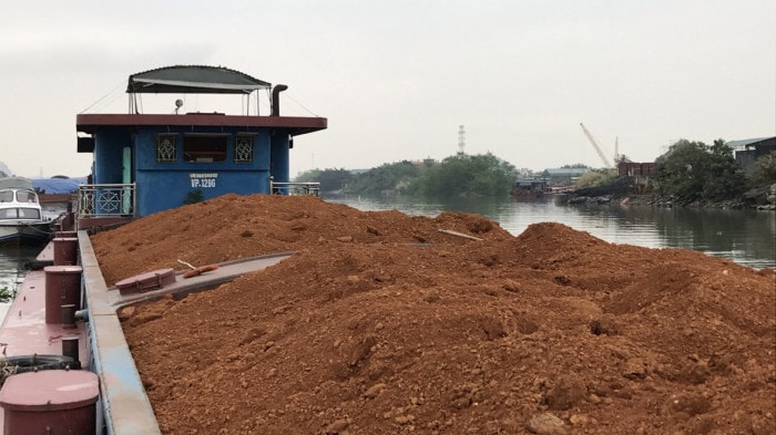 Phương tiện vận tải khoảng 700 quặng lẫn đất bị lực lượng chức năng tỉnh Quảng Ninh bắt giữ, xử lý. Ảnh: baogiaothong.vn