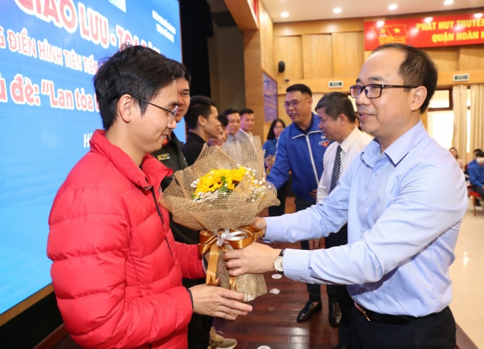 Tổng biên tập báo Tuổi trẻ Thủ Đô Nguyễn Mạnh Hưng cùng các đại biểu tặng hoa cho các gương điển hình tiên tiến tham gia chương trình