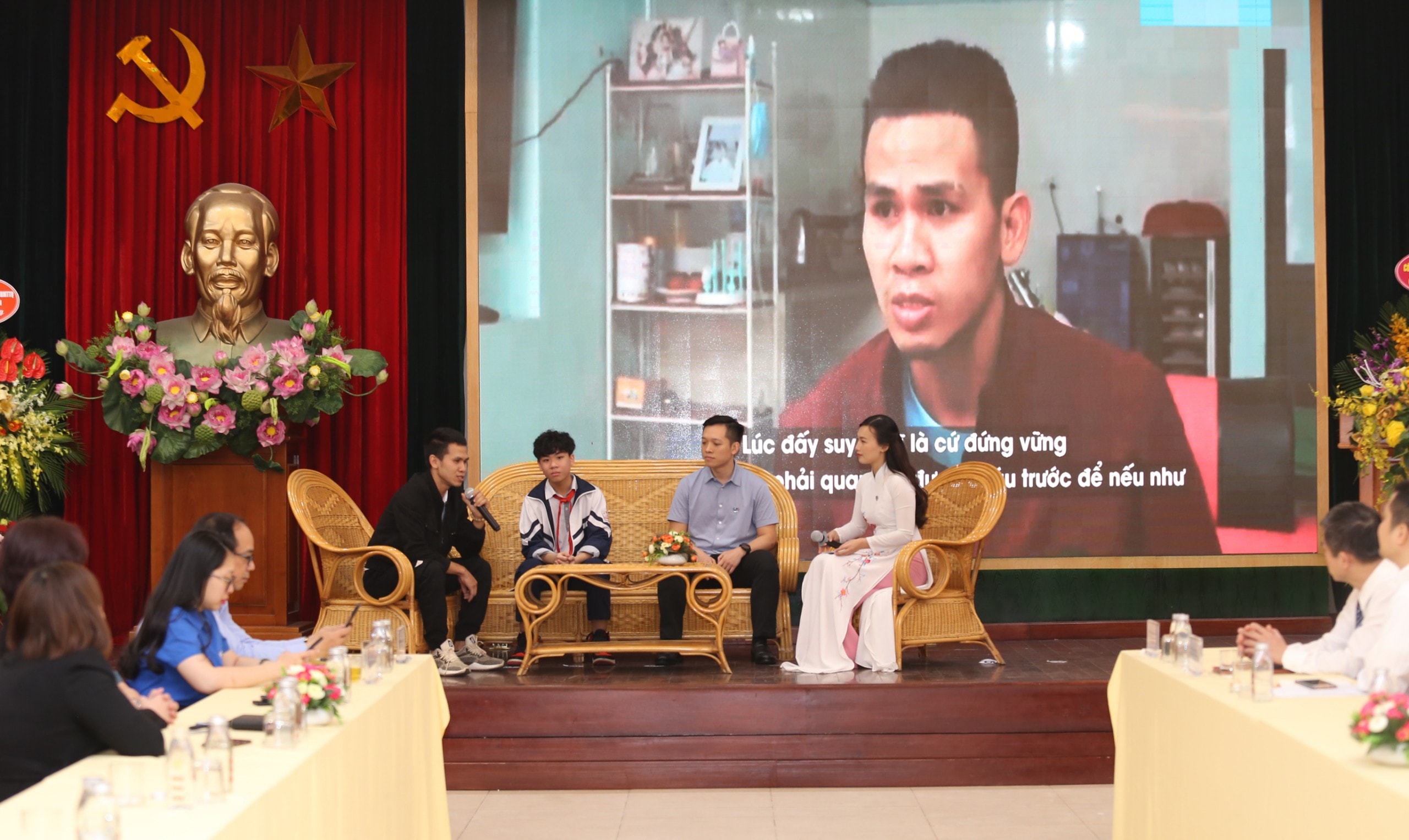 Người hùng Nguyễn Ngọc Mạnh đã dũng cảm cứu bé gái rơi từ tầng 12 ở một tòa nhà chung cư ở Hà Nội mang lại những cảm xúc đặc biệt.