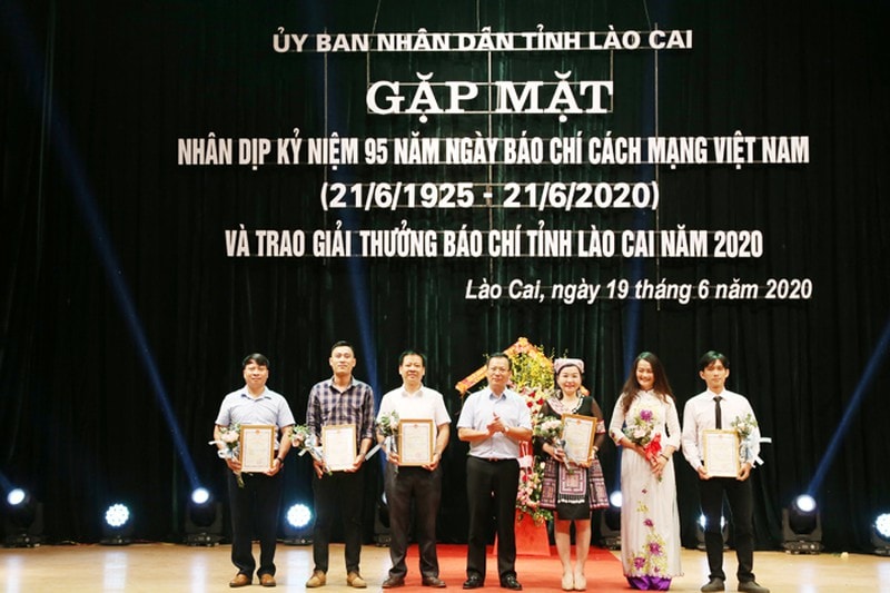 Trao giải thưởng báo chí Lào Cai cho các tác giả có tác phẩm đạt giải A. Ảnh: Laocai.gov.vn