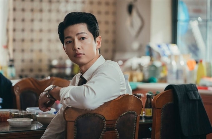 Nhan sắc của Song Joong Ki vừa là yếu tố thu hút của phim vừa là điểm yếu về lâu dài.