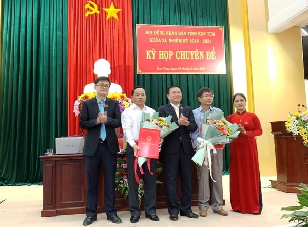 Thường trực HĐND tỉnh Kon Tum tặng hoa chúc mừng tân Phó Chủ tịch UBND tỉnh Nguyễn Ngọc Sâm (thứ 2 từ phải qua). Ảnh: kontum.gov.vn