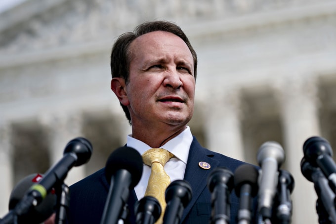 Jeff Landry, tổng chưởng lý bang Louisiana, phát biểu trong cuộc họp báo bên ngoài Tòa án tối cao ở Washington, D.C. - Ảnh: Getty