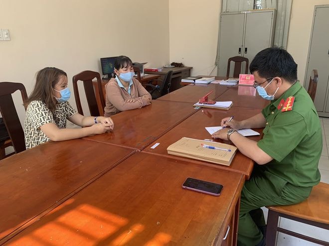 Công an P. Ninh Thạnh lấy lời khai của em U. (bìa phải) để điều tra vụ ẩu đả. Ảnh: thanhnien.vn