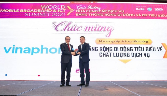 Đại diện VinaPhone nhận danh hiệu Nhà cung cấp dịch vụ viễn thông tiêu biểu về Chất lượng Dịch vụ Băng thông rộng Di động.