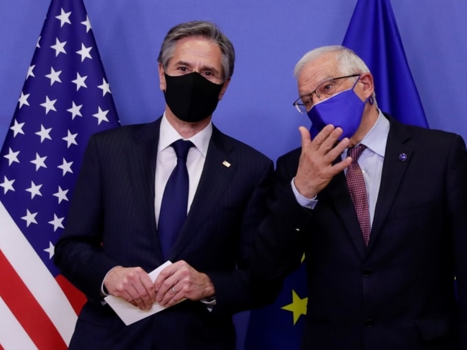 Ngoại trưởng Mỹ (trái) và Giám đốc chính sách đối ngoại của EU Josep Borrell trong cuộc họp báo ngày hôm qua (24/3) - Ảnh: Getty