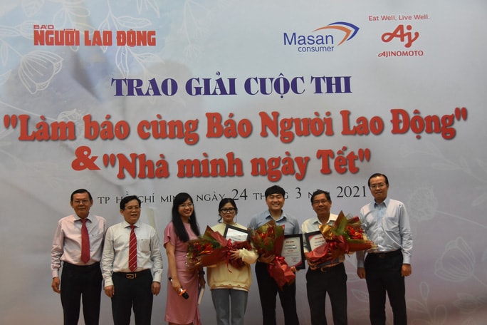 Ông Lê Văn Minh - Thành uỷ viên, Phó Trưởng ban Thường trực Ban Tuyên giáo Thành uỷ TP HCM (bìa phải), ông Nguyễn Tấn Phong, Phó chủ tịch Thường trực Hội Nhà báo TP HCM (bìa trái) và ông Tô Đình Tuân, Tổng Biên tập Báo Người Lao Động (thứ 2 từ trái sang), trao giải cho các tác giả đoạt giải - Ảnh: Tấn Thạnh