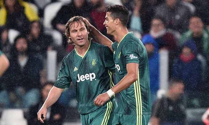 Nedved (trái) và Ronaldo trong một trận đấu biểu diễn ngày 27/5/2019. Ảnh: internet