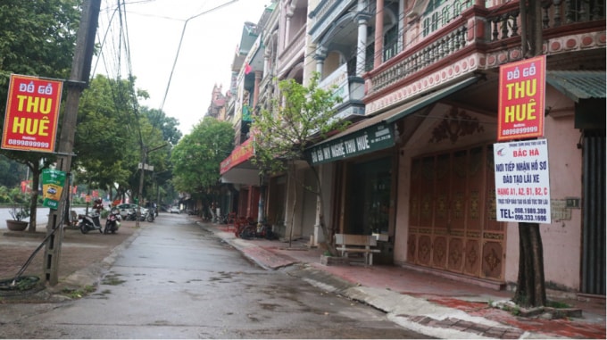 Khung cảnh ảm đạm của các cửa hàng kinh doanh đồ gỗ Đồng Kỵ.