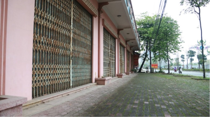 Những nhà xưởng vắng bóng công nhân.