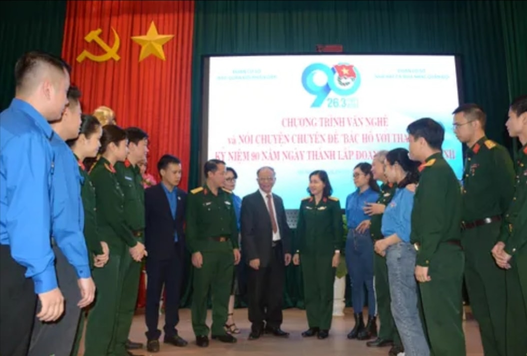 GS, TS Hoàng Chí Bảo trò chuyện cùng cán bộ, đoàn viên thanh niên Báo QĐND. Ảnh: Việt Trung