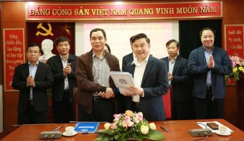 Bí thư Đảng ủy cơ quan, Giám đốc Sở Tư pháp Ngô Anh Tuấn và Bí thư Đảng ủy, Tổng Biên tập báo Kinh tế & Đô thị Nguyễn Minh Đức trao biên bản bàn giao. Ảnh: Thiên Tú