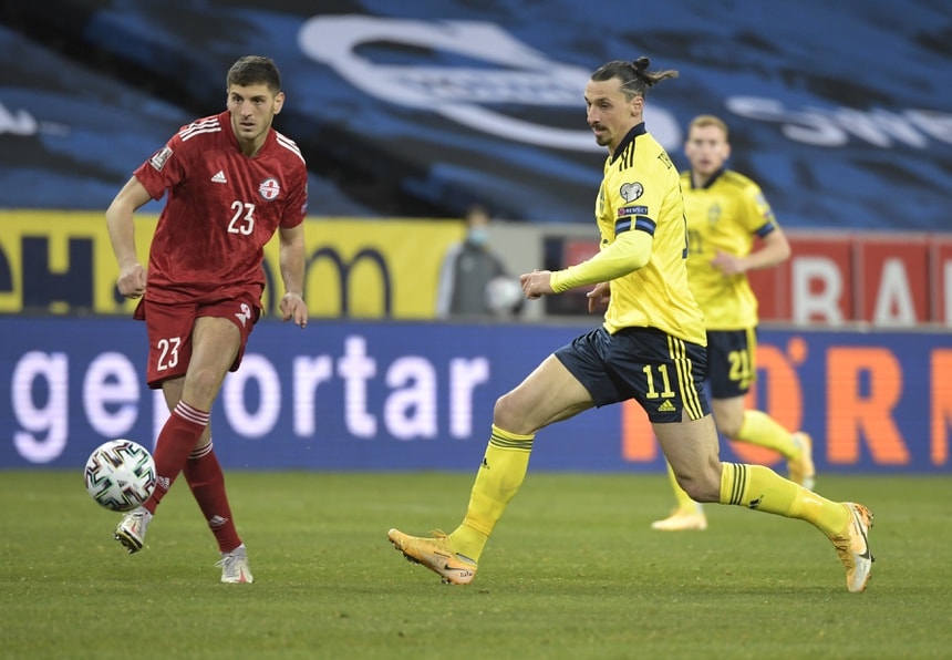 Ibrahimovic kiến tạo bàn thắng duy nhất của tuyển Thụy Điển trước Gruzia. Ảnh: Reuters