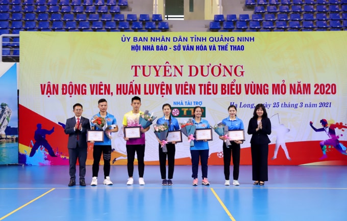 Ban tổ chức trao bằng khen cho các VĐV tiêu biểu vùng Mỏ 2020. Ảnh: báo Quảng Ninh