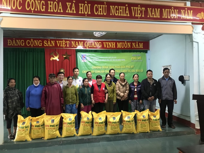 PVFCCo trao tặng 280 tấn phân bón Phú Mỹ hỗ trợ bà con bị thiệt hại do bão lũ năm 2020.