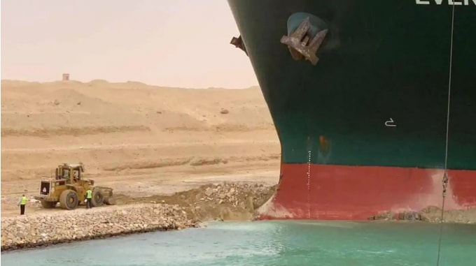 Một chiếc máy xúc đơn độc làm việc để giải cứu con tàu container Ever Given tại kênh đào Suez hôm thứ Tư. Ảnh: Cơ quan Kênh đào Suez