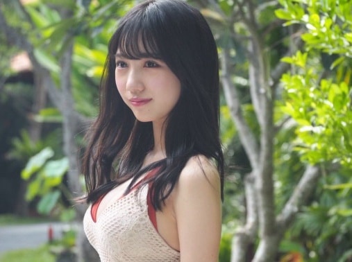 Yokono Sumire thuộc thế hệ thứ 6 của NMB48 (một nhóm nhạc chị em của AKB48).