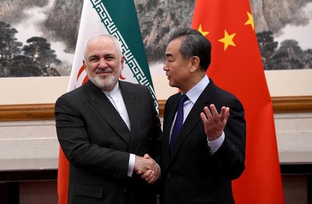 Bộ trưởng Ngoại giao Trung Quốc Vương Nghị và người đồng cấp Iran Mohammad Javad Zarif. Ảnh: Reuters