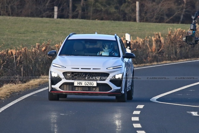 Hyundai Kona N 2021 phiên bản hiệu năng cao xuất hiện trên trường đua Nurburgring. Ảnh: Carscoops