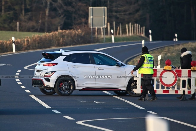Hyundai Kona N 2021 phiên bản hiệu năng cao xuất hiện trên trường đua Nurburgring. Ảnh: Carscoops