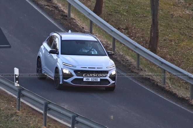 Hyundai Kona N 2021 phiên bản hiệu năng cao xuất hiện trên trường đua Nurburgring. Ảnh: Carscoops