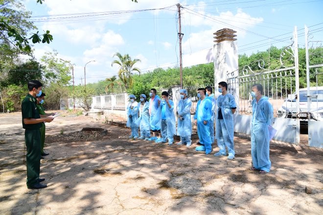 6 người Trung Quốc vượt biên trái phép ở Bình Phước âm tính lần 1 với Covid-19 (Ảnh: Thanhnien)