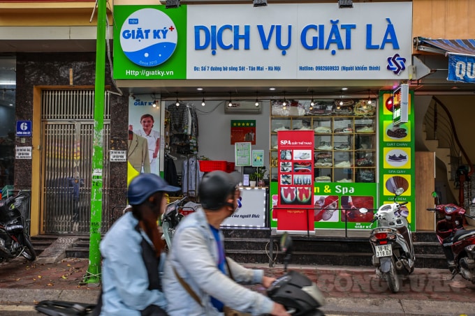 Cửa hàng giặt là của người điếc nằm ở số 7 đường bờ sông Sét (phường Tân Mai, quận Hoàng Mai, Hà Nội) có quy mô khá khiêm tốn, hoạt động 24/7 với một quản lý và 2 nhân viên.