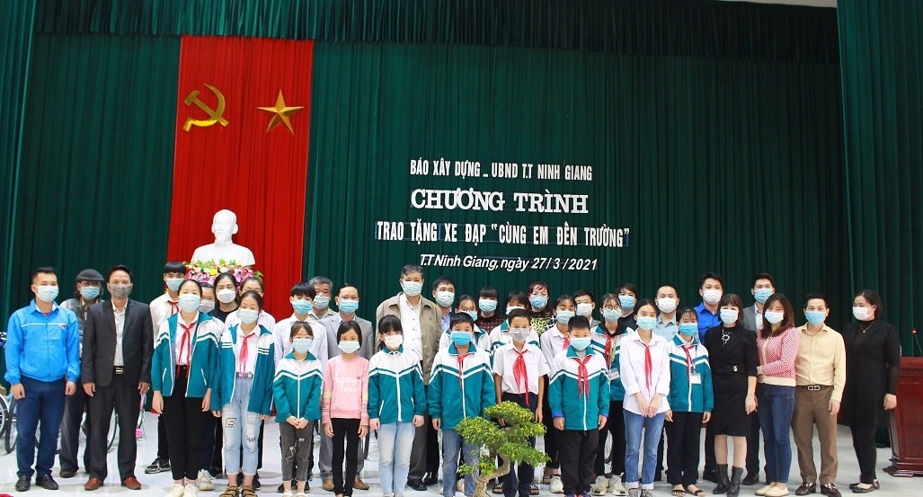 Báo Xây dựng tổ chức chương trình trao tặng xe đạp “Cùng em tới trường”. Ảnh: Báo Xây dựng