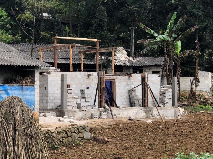 Nhiều ngôi nhà cho người nghèo đang được xây dựng tại Đồng Văn, Hà Giang.