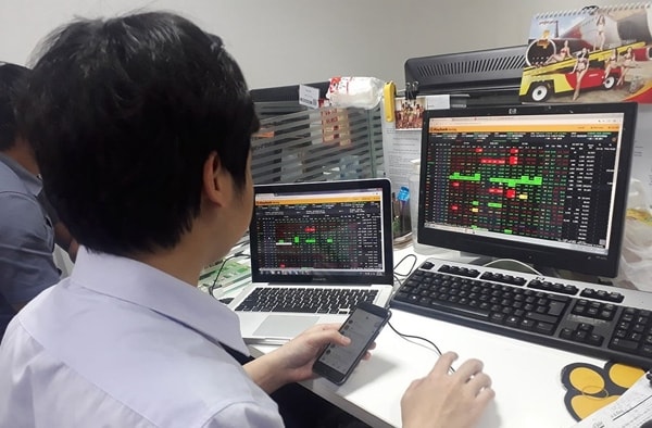 Tại thời điểm hiện tại, nhà đầu tư được khuyến nghị nên tiếp tục đứng ngoài quan sát thị trường