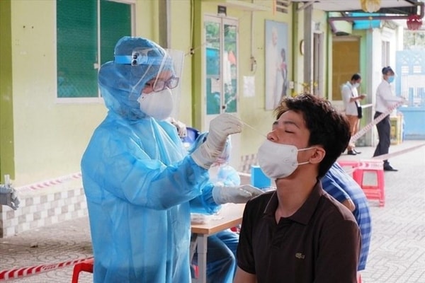 Lấy mẫu xét nghiệm COVID-19 người dân quận 1, TP Hồ Chí Minh. Ảnh: HCDC