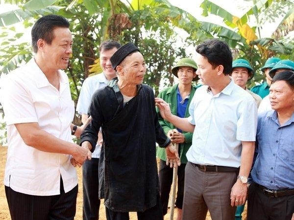 Bí thư Tỉnh uỷ và Chủ tịch UBND tỉnh Hà Giang thăm hỏi gia đình cựu chiến binh được hỗ trợ xây dựng nhà ở.