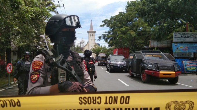 Lực lượng an ninh Philippines đứng gác dọc theo một con đường bị phong tỏa sau một vụ nổ bên ngoài một nhà thờ Công giáo ở Makassar, tỉnh Nam Sulawesi, Indonesia, ngày 28 tháng 3 - Ảnh: Reuters