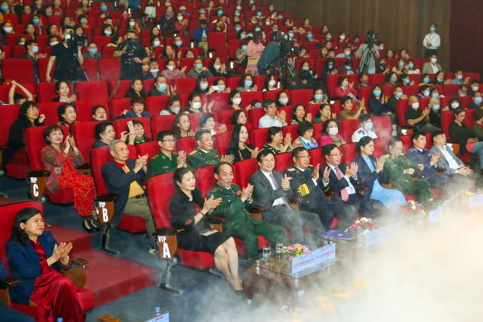 Các đồng chí lãnh đạo và khách mời tham dự chương trình