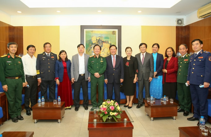 Các đồng chí lãnh đạo là khách mời của chương trình chụp ảnh lưu niệm cùng Ban tổ chức